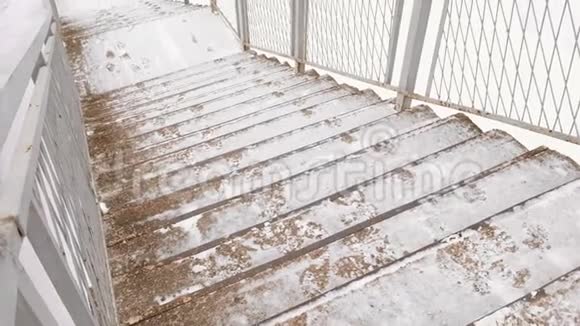 冬天楼梯被雪覆盖着视频的预览图