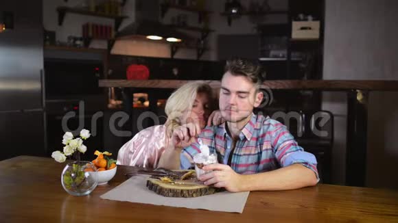 年轻可爱的夫妇坐在一起视频的预览图