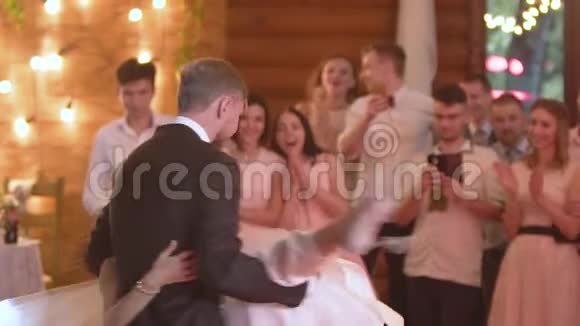年轻美丽的新娘和新郎在婚礼上跳舞婚礼舞视频的预览图
