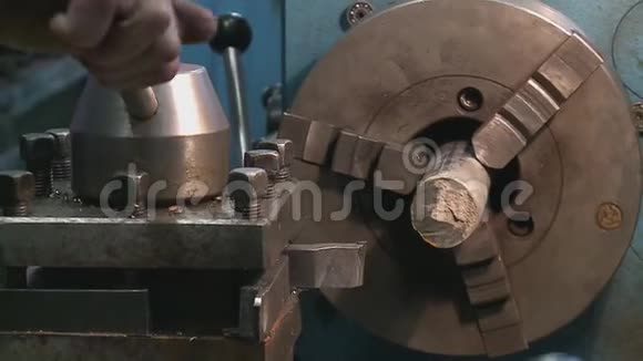 工人管理一台金属工作机器视频的预览图