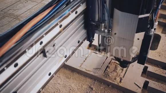 工业木材切割机在工作视频的预览图