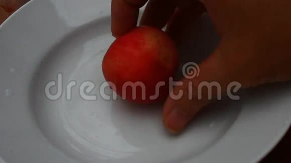 盘子里有桃子视频的预览图