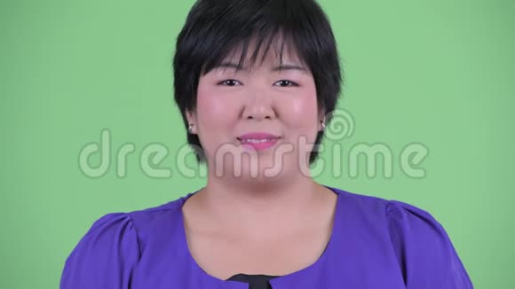 年轻美丽体重超重的亚洲女人微笑着视频的预览图