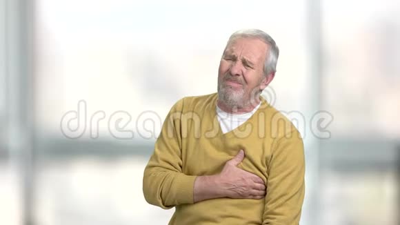 心脏病发作的老人视频的预览图