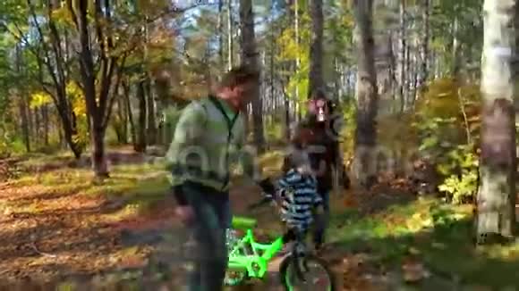 快乐的家庭在秋天公园散步视频的预览图