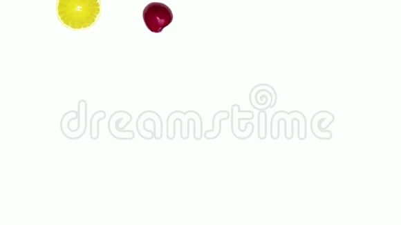 落在彩色背景上的水果视频的预览图