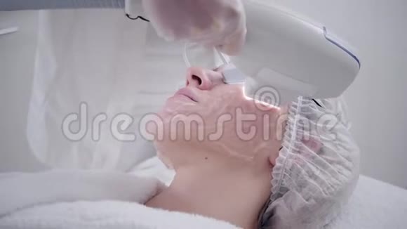用专业设备抗痘光疗在美容店进行美容过程中的美女视频的预览图