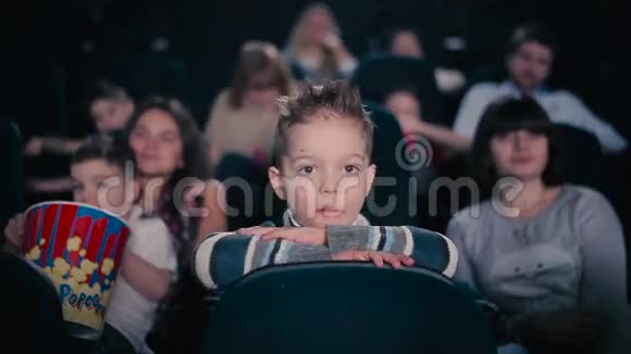 那个男孩在电影院看电影视频的预览图