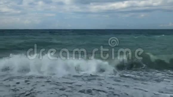阴天的黑海视频的预览图