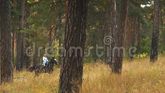 在树林里骑马的女孩视频的预览图