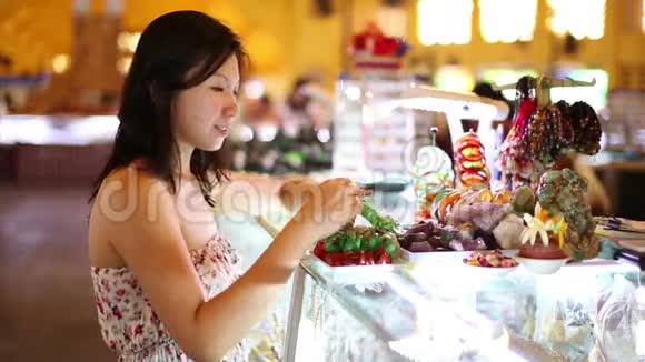 年轻的亚洲女孩购物金边中央市场视频的预览图