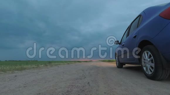 戈梅尔贝拉鲁斯2018年5月15日蓝色的汽车停在暴风雨的天空下视频的预览图