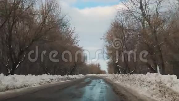 汽车在冬季道路上的生活方式与雪恶劣天气下危险的汽车交通恶劣天气下的道路视频的预览图