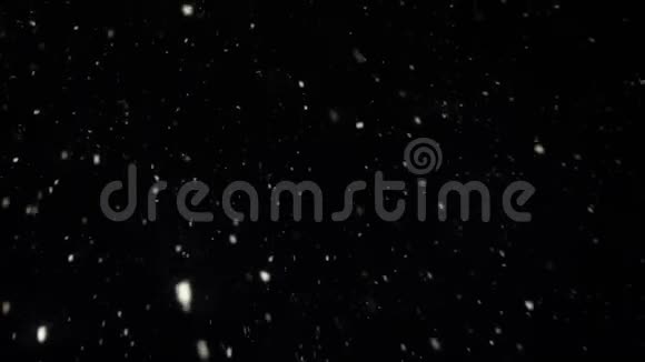 模糊的雪粒在夜间落下来缓慢的运动视频留下灯光视频的预览图
