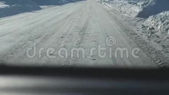 汽车在冬天的路上下雪生活方式恶劣的天气危险的汽车交通恶劣天气下的道路视频的预览图