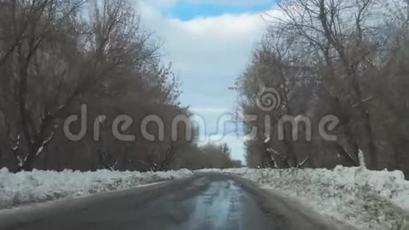 汽车在冬天的道路上生活方式下雪恶劣天气下危险的汽车交通恶劣天气下的道路视频的预览图