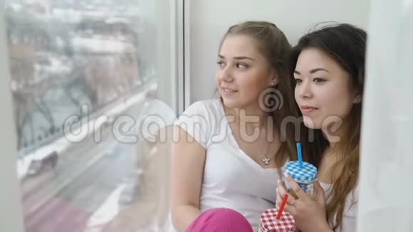 朋友休闲女孩沟通青少年生活方式视频的预览图