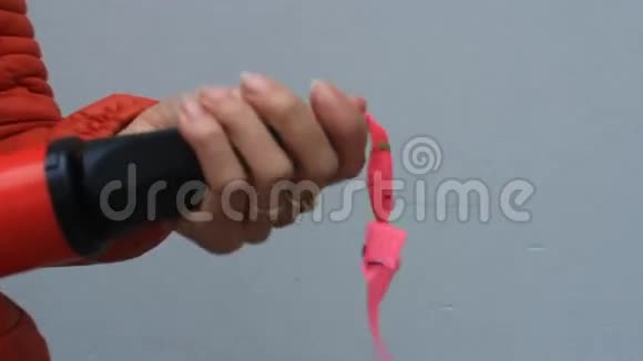 一个不明身份的人向气球里吹气视频的预览图