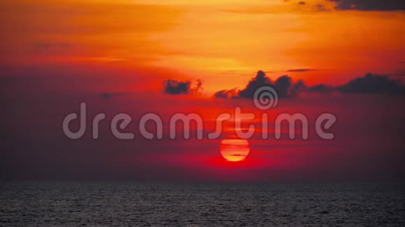 红日落在海洋上视频的预览图