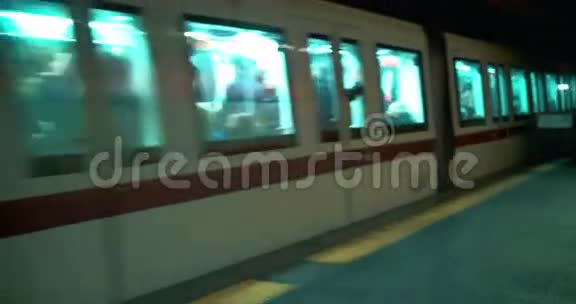 地下列车经过视频的预览图