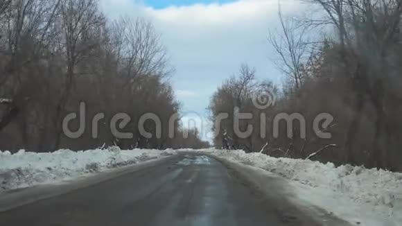 汽车在冬天的路上下雪恶劣天气下危险的汽车交通恶劣天气下的道路视频的预览图