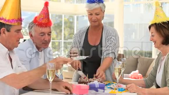 退休朋友庆祝生日视频的预览图