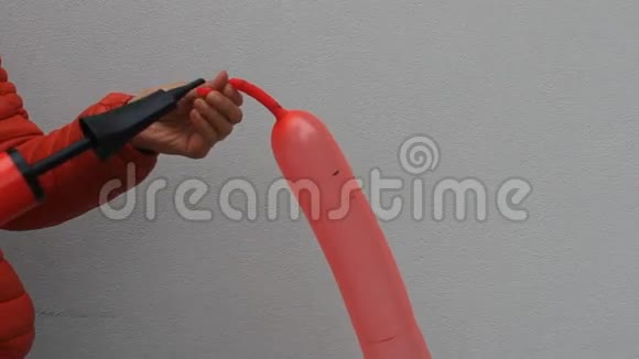 一个不明身份的人向气球里吹气视频的预览图