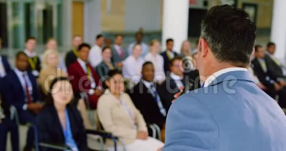 男性发言人在商务研讨会上发言视频的预览图