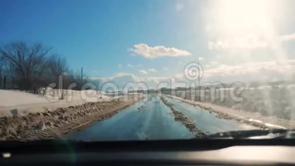汽车在冬天的路上下雪恶劣天气下危险的汽车交通冬季恶劣天气下的道路视频的预览图