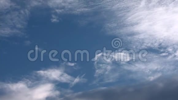 蓝天和云彩美丽的云堆在蔚蓝平静的天空上安静的傻瓜视频的预览图