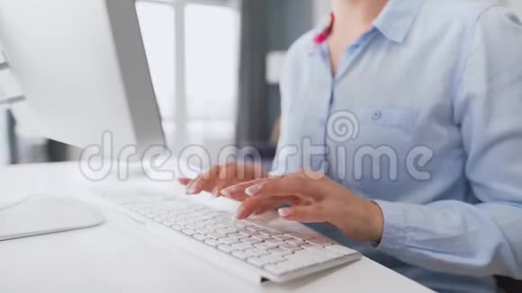 女性手在电脑键盘上打字视频的预览图