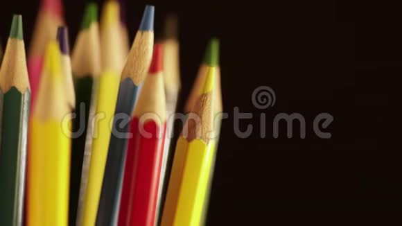 明亮的彩色铅笔在一个玻璃杯里旋转快关门宏观的鲜艳的铅笔彩色铅笔视频的预览图