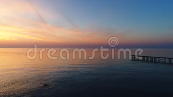 海上美丽日出和木墩的鸟瞰图视频的预览图
