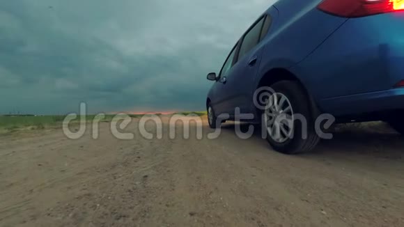 戈梅尔贝拉鲁斯2018年5月15日蓝色的汽车停在暴风雨的天空下视频的预览图