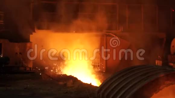 高炉液态金属钢厂钢包中的液态铁视频的预览图