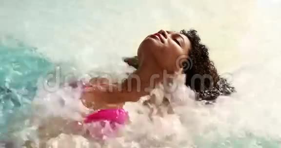 美女泡热水澡视频的预览图