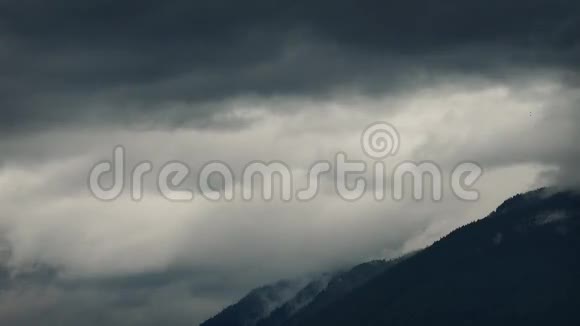 巨大的云在山上移动视频的预览图