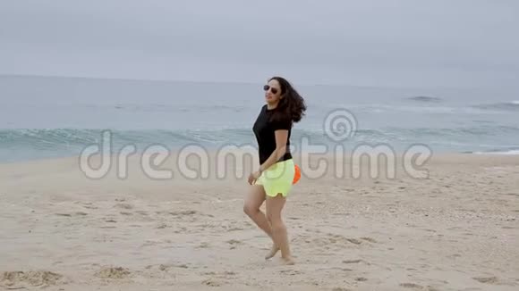 美丽的女孩在海滨海滩上玩得很开心暑假视频的预览图