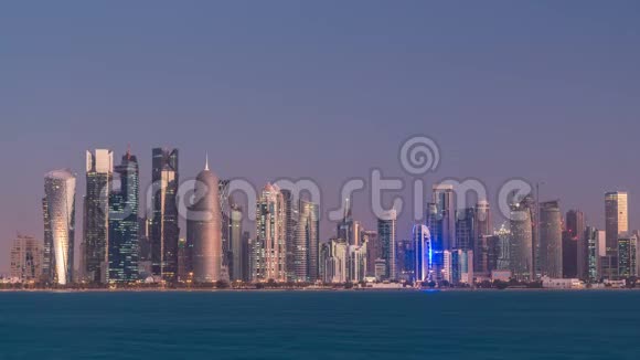 卡塔尔多哈夜转日的天际线视频的预览图