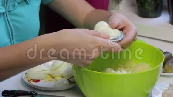用鸡蛋土豆黄瓜和豌豆煮肉沙拉视频的预览图