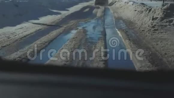 汽车在冬天的路上下雪恶劣天气下危险的汽车交通恶劣天气下的道路生活方式视频的预览图