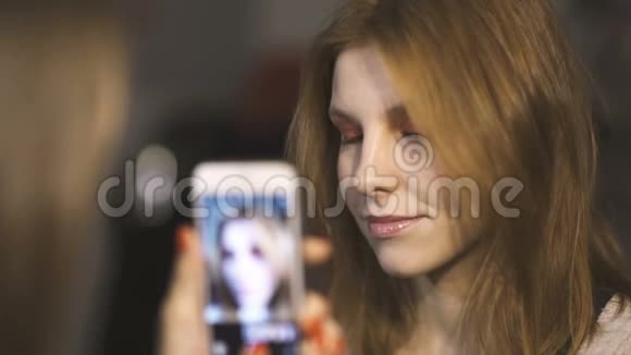 化妆师在家里为一个漂亮的年轻女人化妆视频的预览图