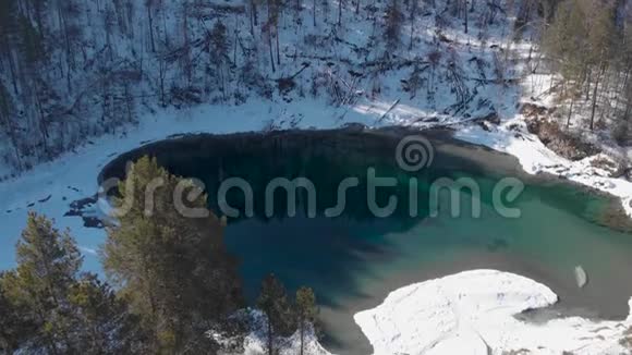 鸟瞰冬季蓝色湖泊视频的预览图