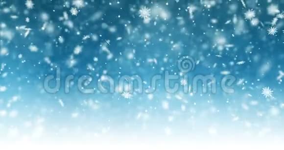 在明亮的蓝色背景上飘落的雪花和波克粒子摘要新年背景雪花动画视频的预览图