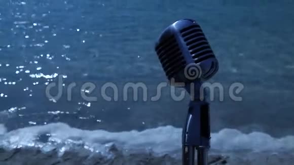老式麦克风剪影在海滩视频的预览图