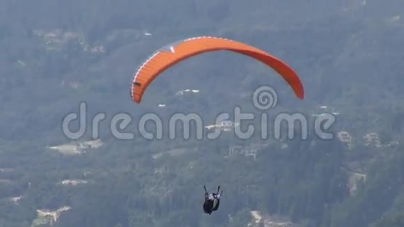 在云中寄生滑翔伞跳伞视频的预览图