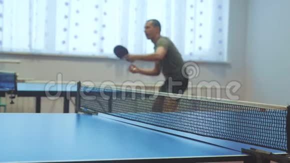 乒乓球反手概念生活方式模糊焦点男人打乒乓球运动积极视频的预览图