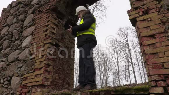 建筑检查员检查旧砖墙视频的预览图