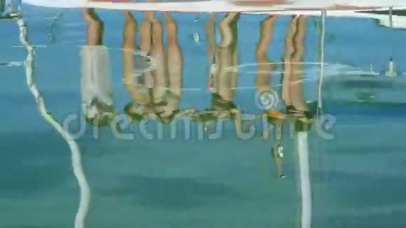 美丽的女孩在水的倒影中在游艇上跳舞视频的预览图