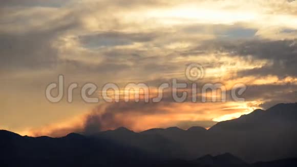 太阳落山时森林火灾烟气的时间推移视频的预览图
